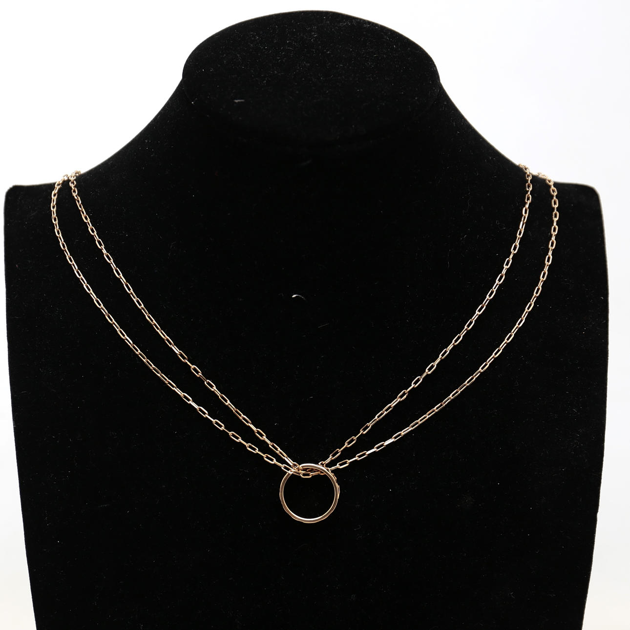 BURBERRY. Colgante de cadena con anillo.