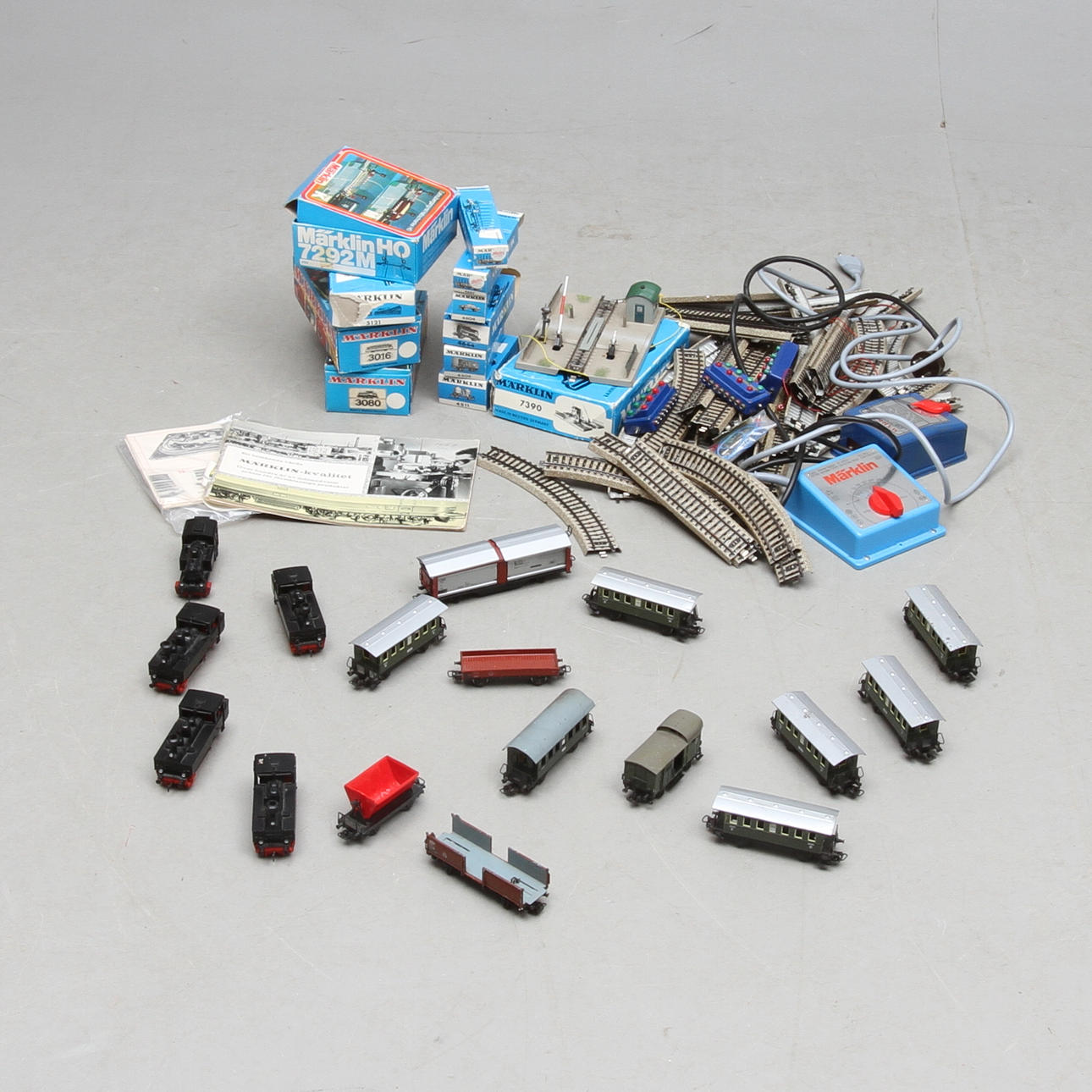 MÄRKLIN rälsbuss 3016, diesellok 3080, 5 små ånglok, cirka 15 vagnar, övergång, räls, växlar, trafo med mera. Delvis originalkartonger.