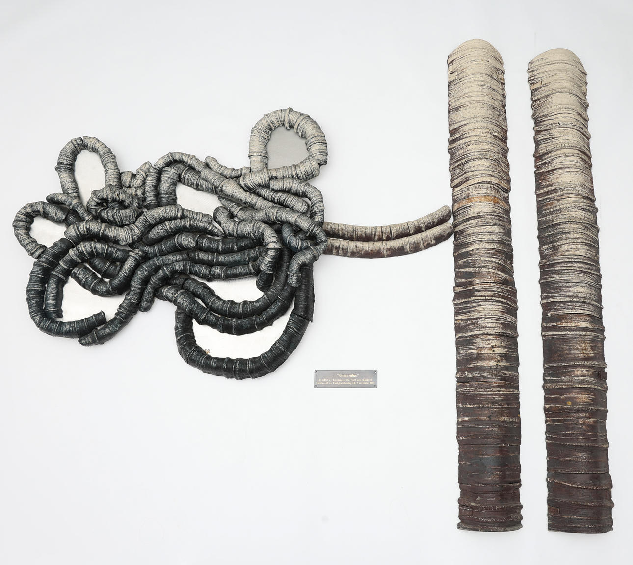 ULLA VIOTTI. VÆGRELIEF I STENTØJ, „GLOMERULUS“, 1988.