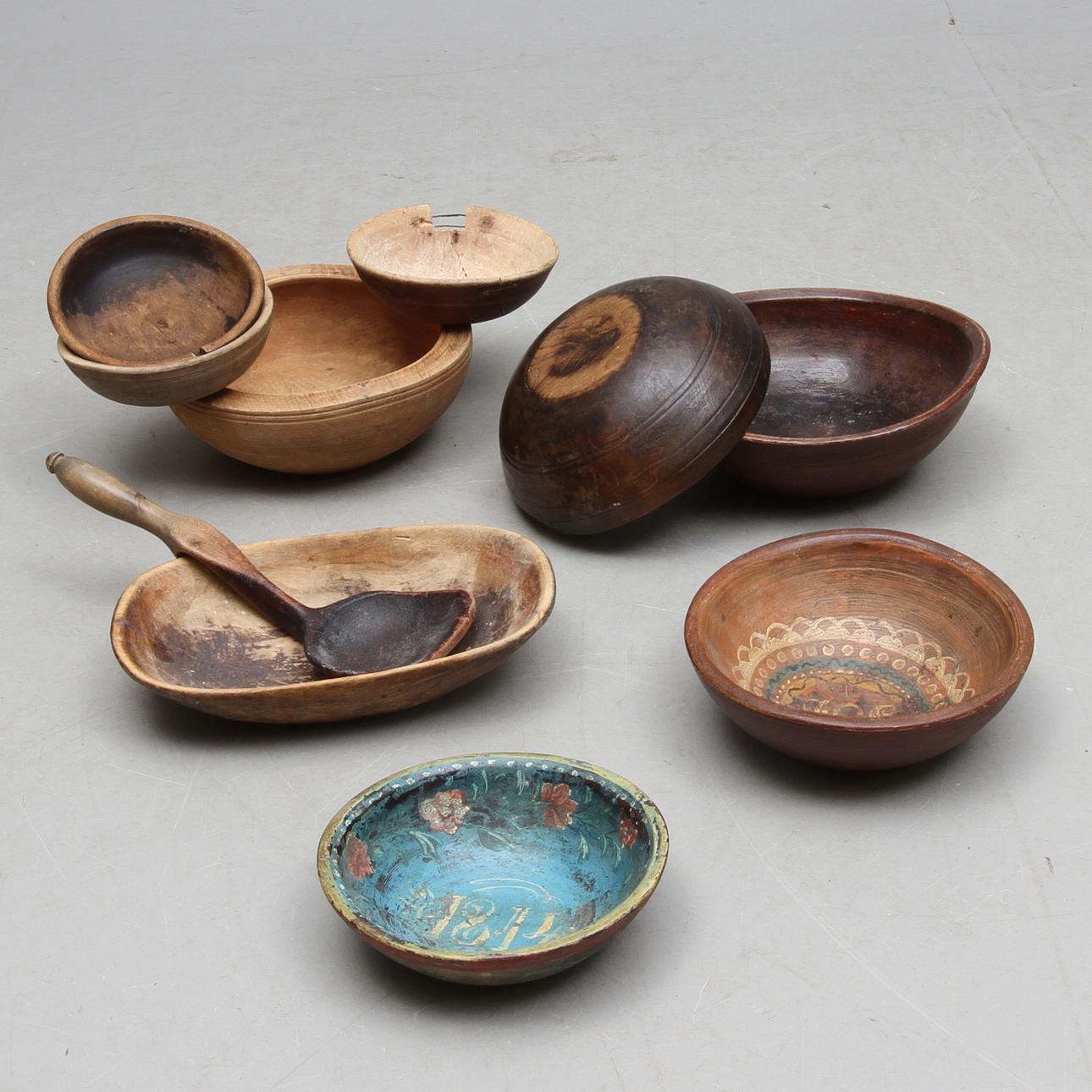 SKÅLAR och TRÅG, 9 st samt SLEV, trä, allmoge, 1800-tal.