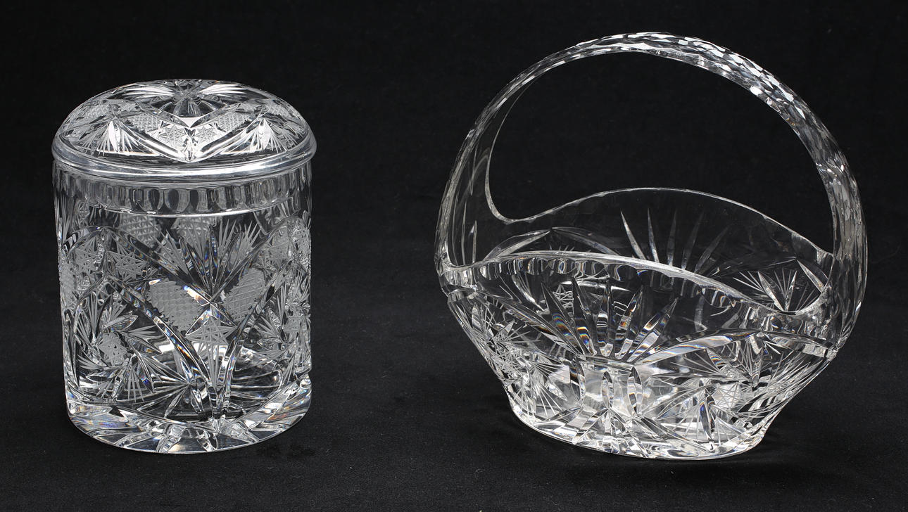 KORG samt BURK MED LOCK, glas, böhmisk kristall, 1900-tal.