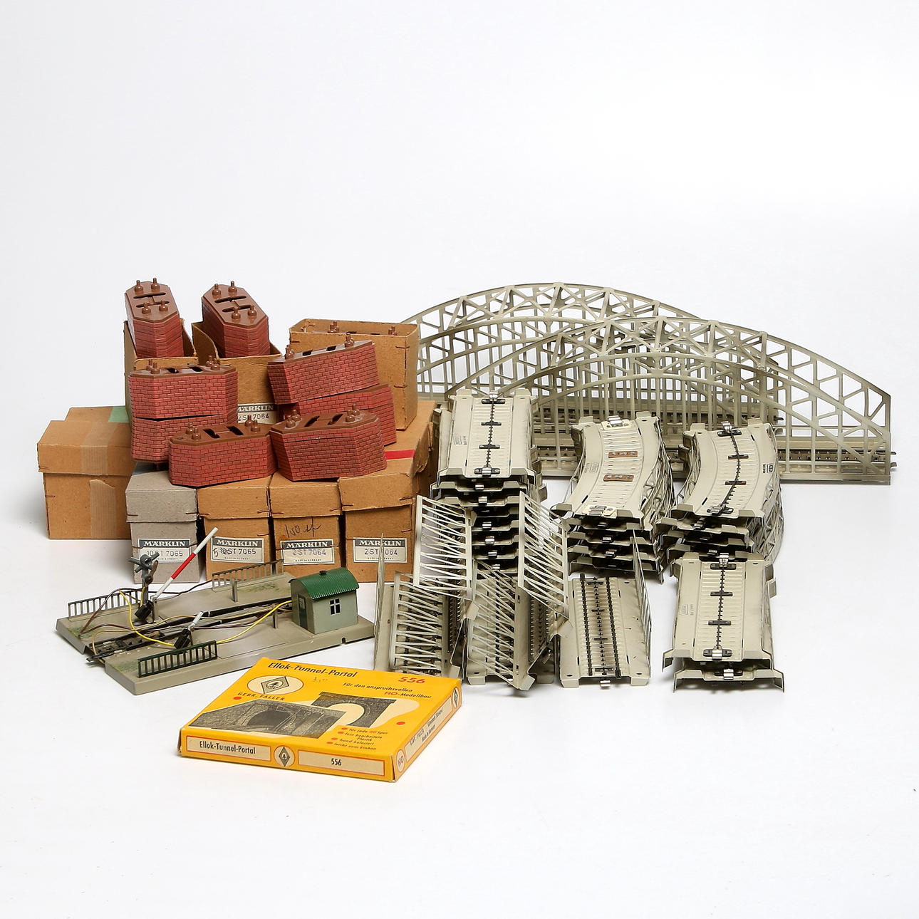 MODELLTÅG, ca 50 delar, Märklin, järnvägsövergång, två bågbroar, 25 mindre broar, skala H0. 1950/60-tal.