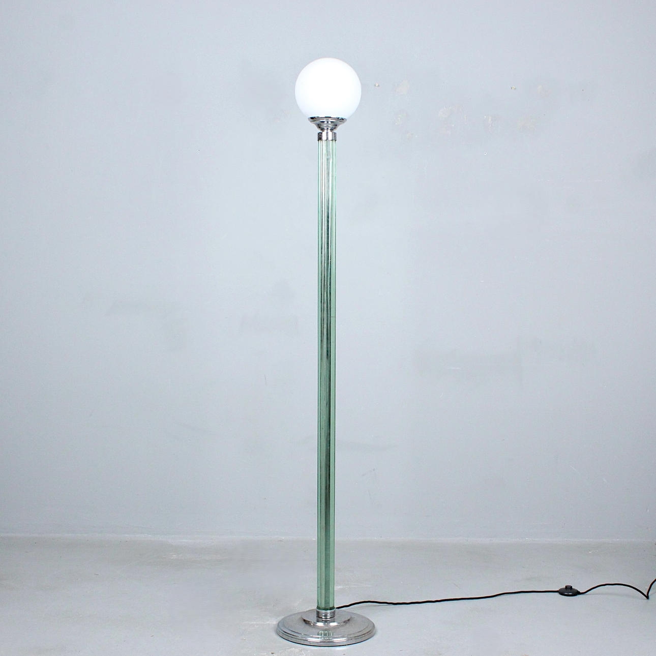 Bauhaus-lattiavalaisin.