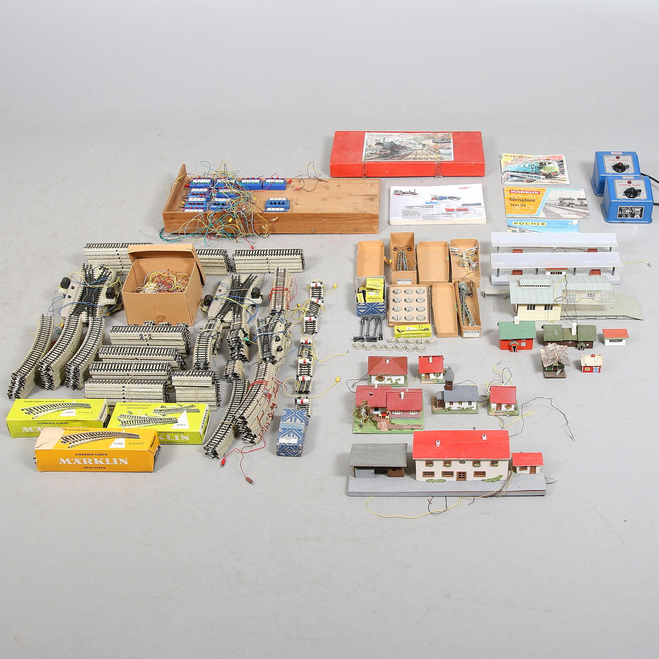 MODELLTÅG, ca 280-delar, Märklin, räls, och hus, skala H0. 1950/60-tal.