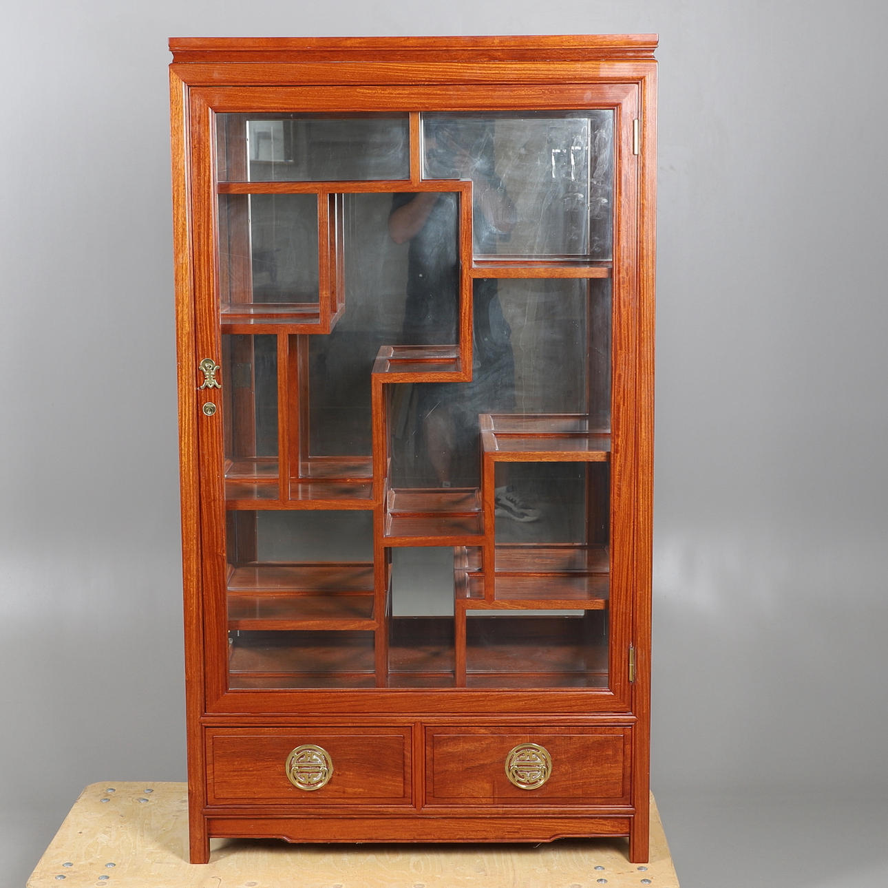 ET KINESISK HÅRDTTRÆGLASERET VITRINESKAB.