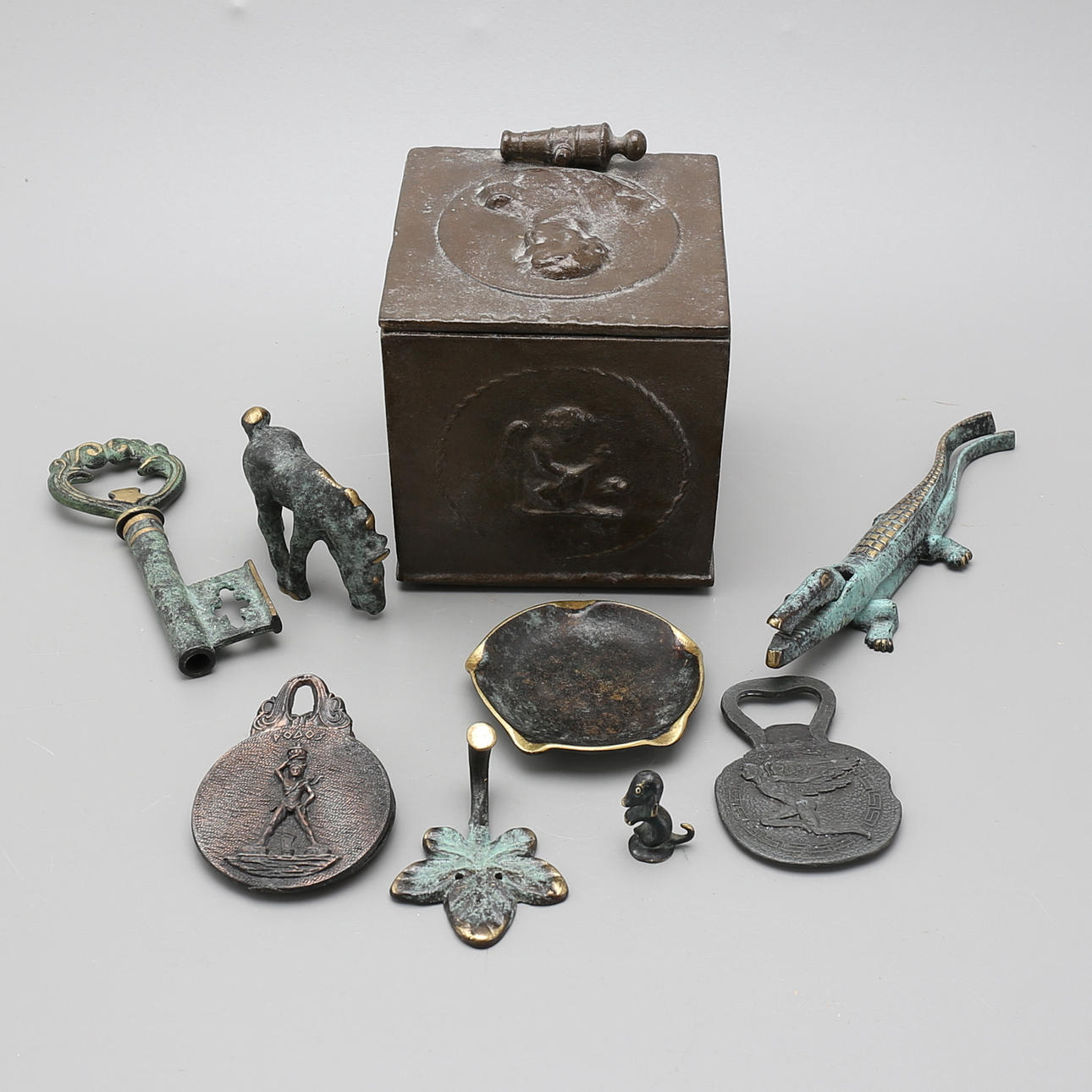 METALLFÖREMÅL, 9 delar, 1900-tal.