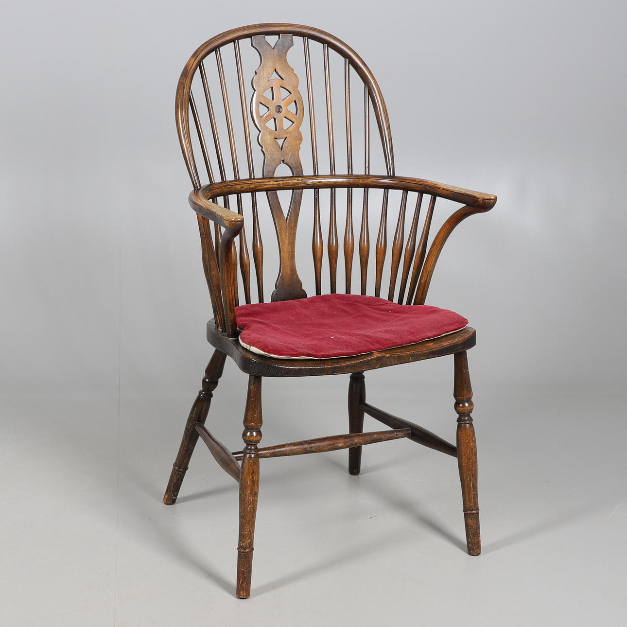 AN OAK WINDSOR CHAIR.