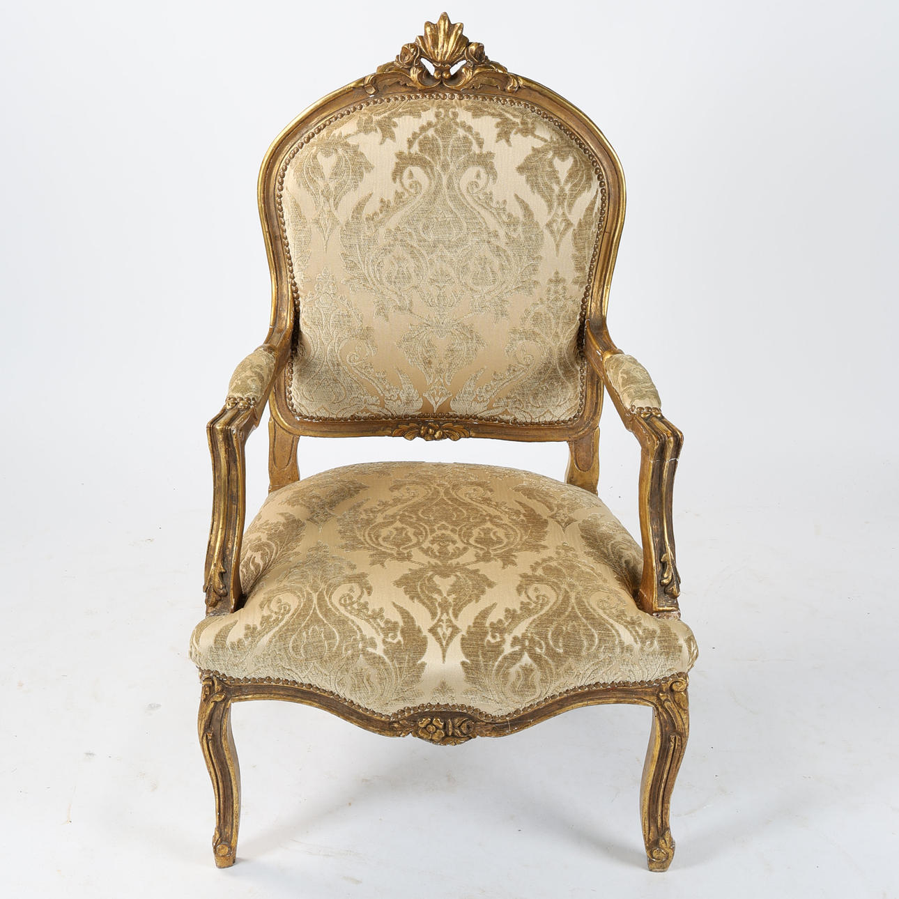 UN SILLÓN DE MADERA DORADA ESTILO LUIS XV.