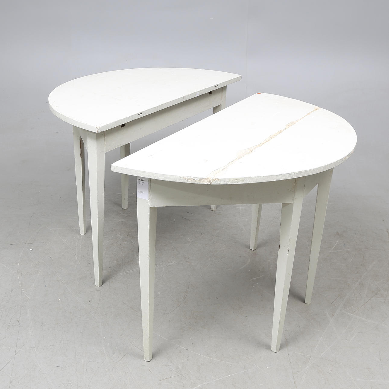 HALVMÅNEBORD, ett par, 1700/1800-tal.