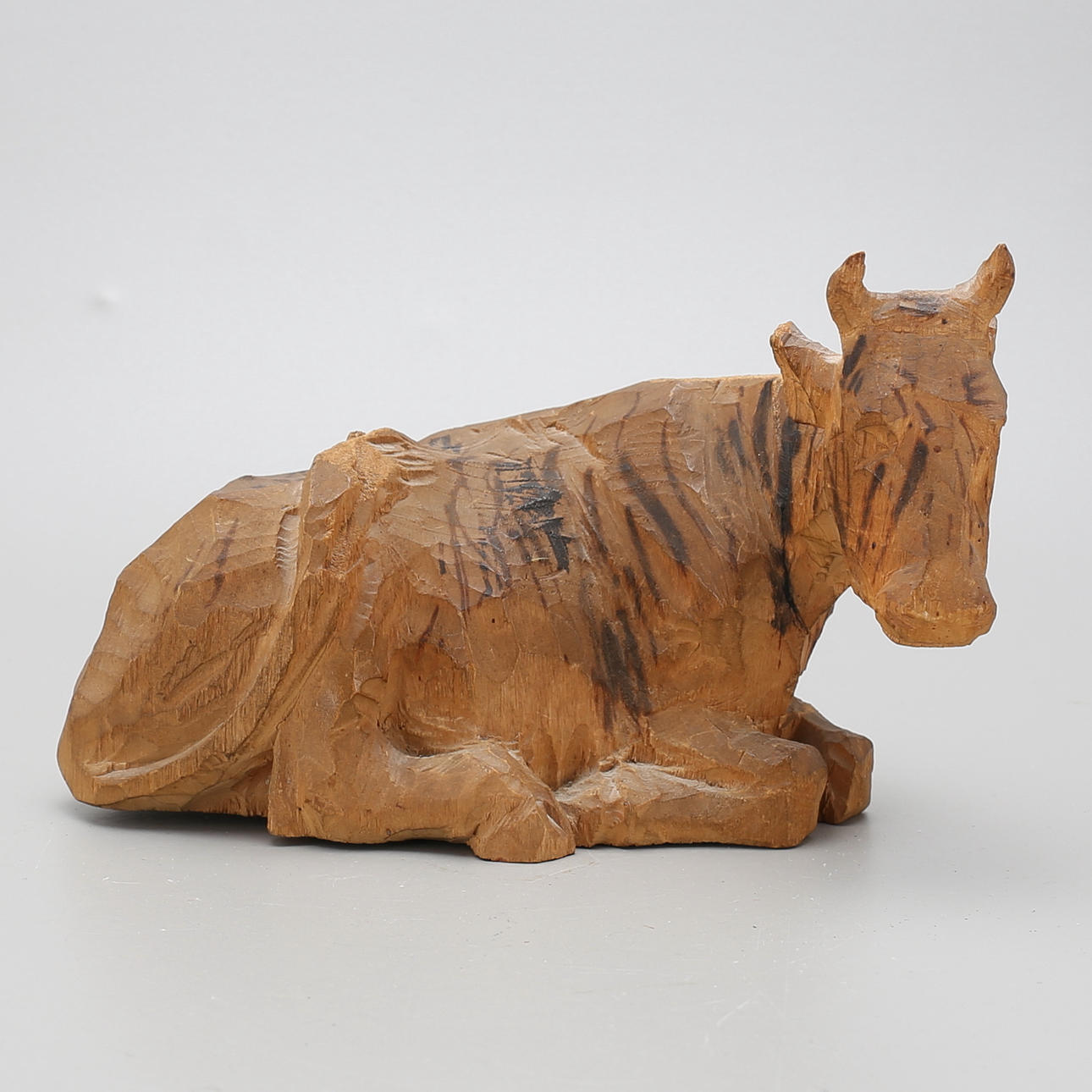 AXEL PETERSSON DÖDERHULTARN. Skulptur. Liggande ko, snidat trä, signerad med enradig stämpel.