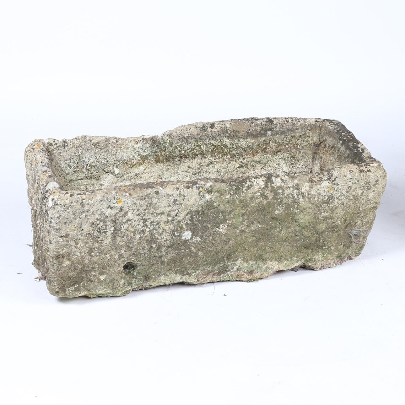 EIN REKONSTITUIERTER GARTENTROG.