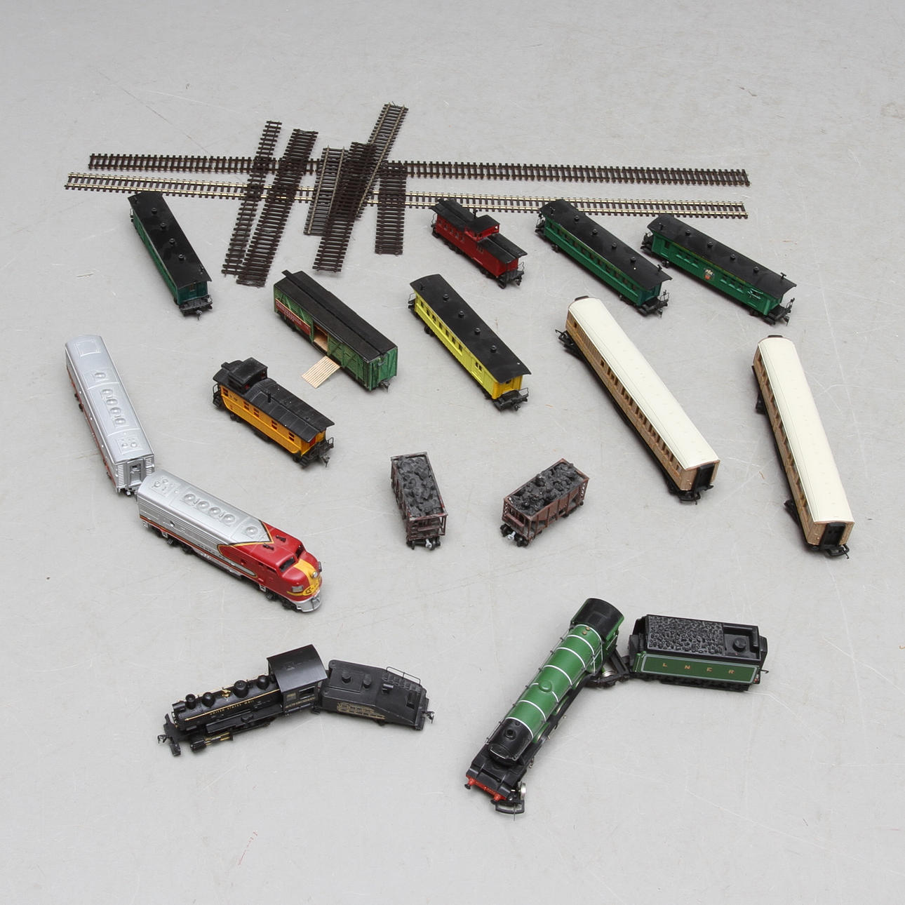 MODELLTÅG HORNBY och hemmabyggen. Engelska och amerikanska förebilder. 3 lok och 11vagnar.