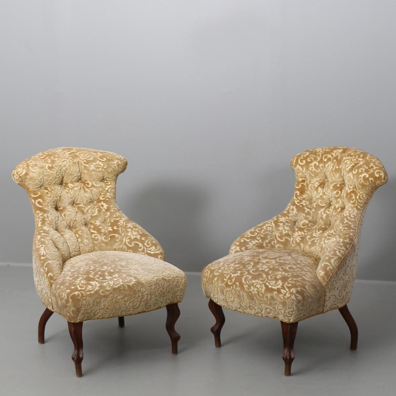 EMMAFÅTÖLJER, ett par, omkring 1900.