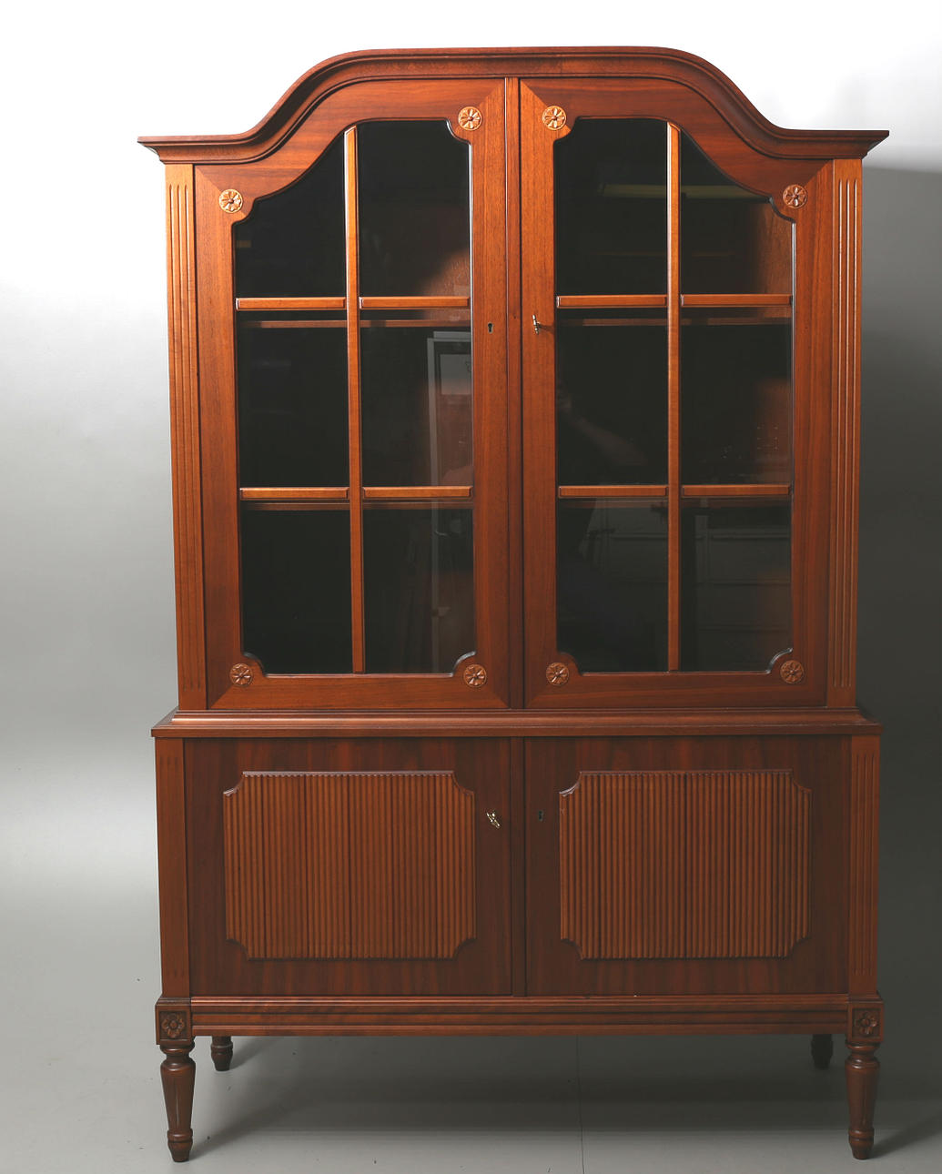 SERVERINGSSKÅP MED VITRINOVANDEL, mahogny, gustaviansk stil, 1900-talets andra hälft.