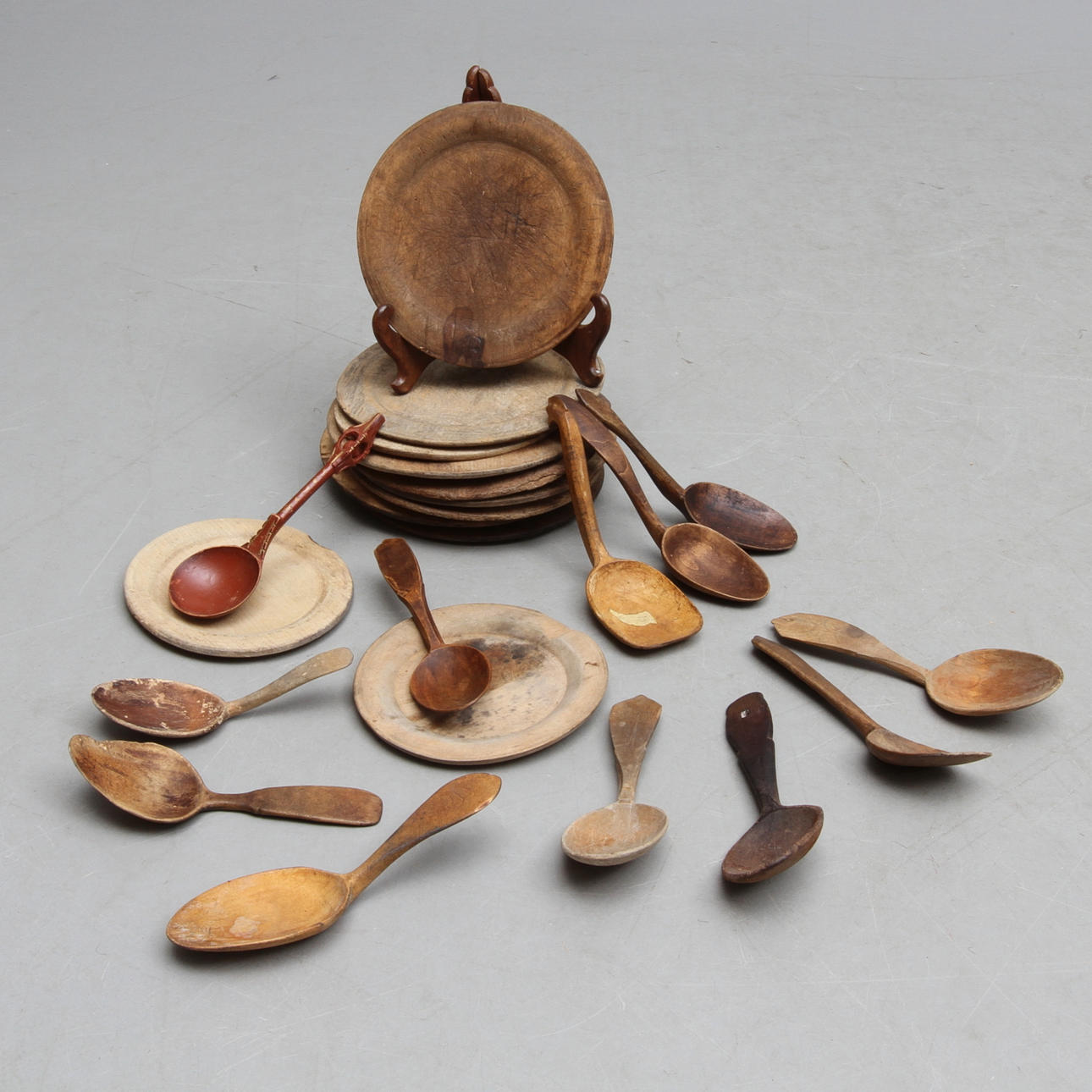 TALLRIKAR, 11 st, samt SKEDAR, 12 st, trä, allmoge, 1700-1900-tal.