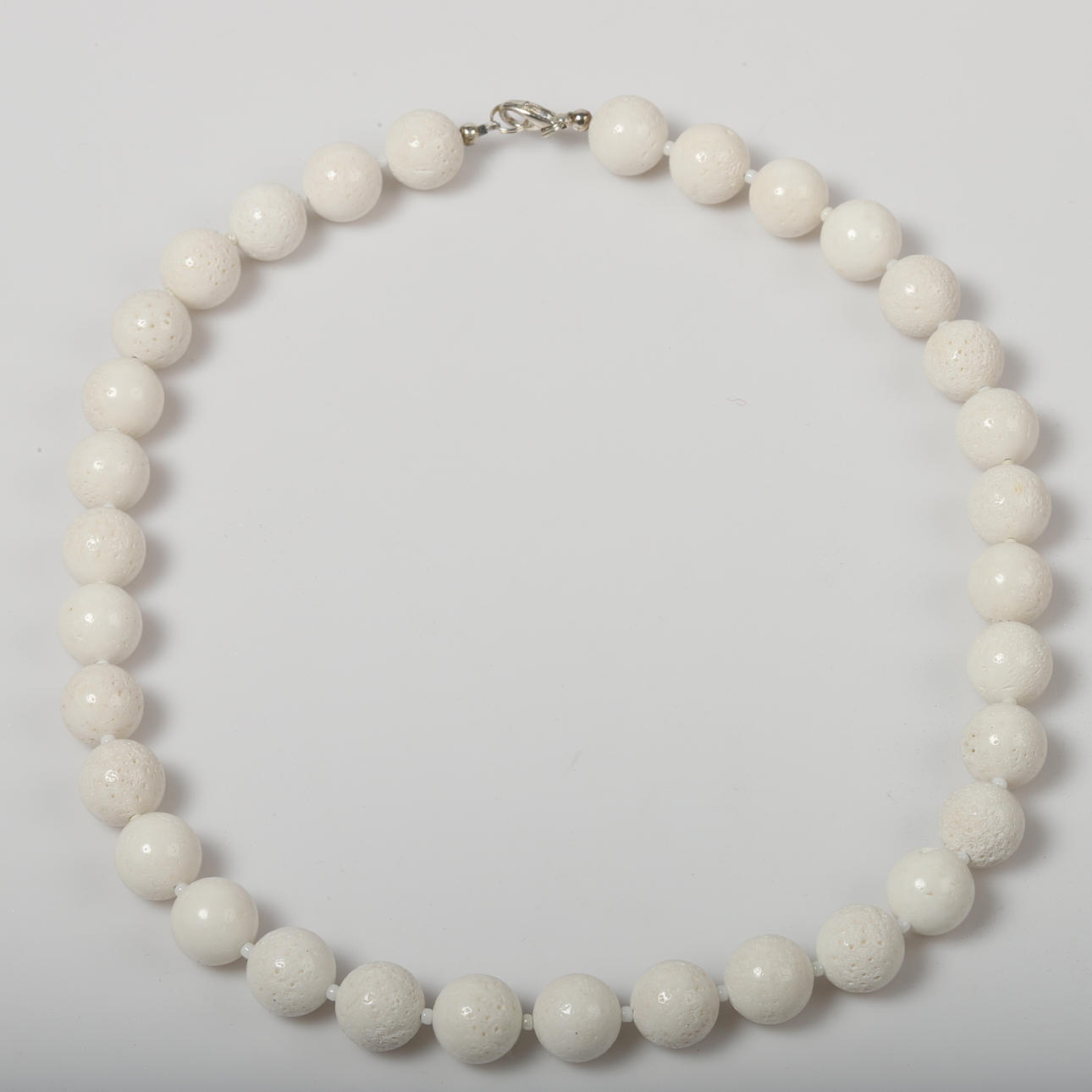 COLLAR, coral blanco.