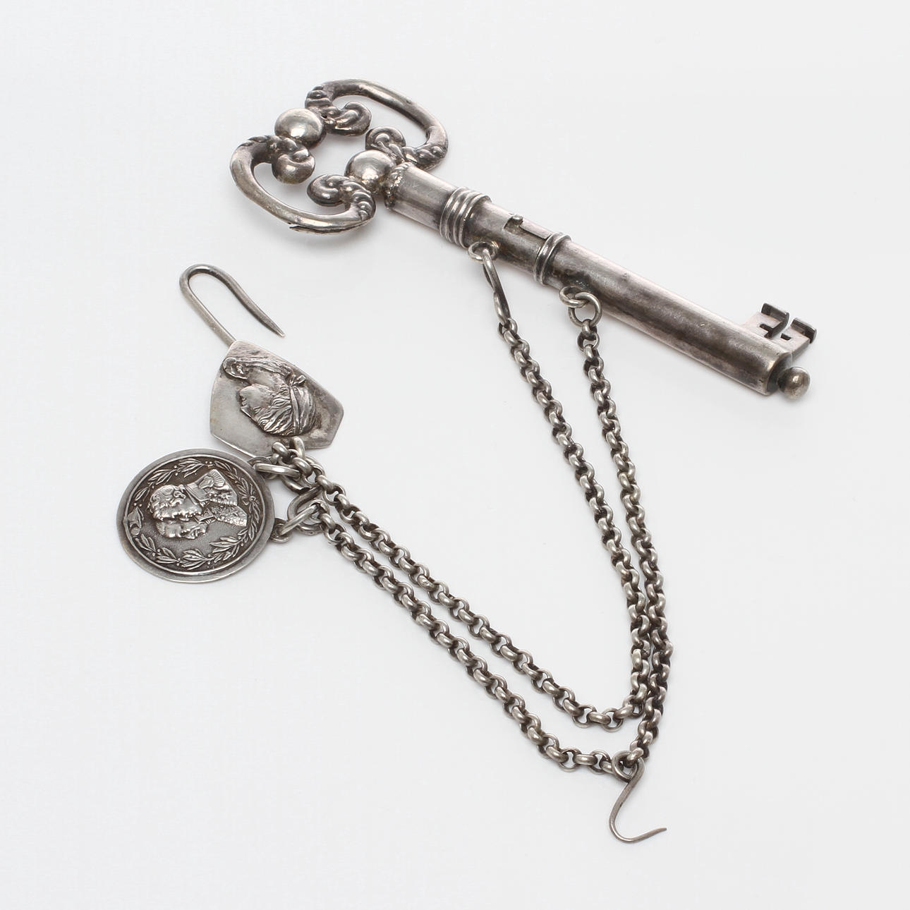 TRÅDHÅLLARE MED NÅLGÖMMA, silver, ostämplad, 1800/1900-tal.