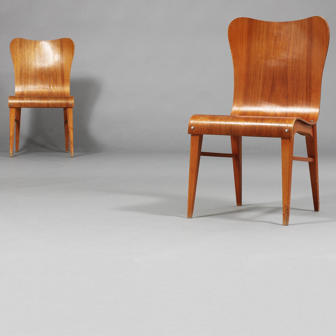 STOLAR, ett par, Svängsta stilmöbler.