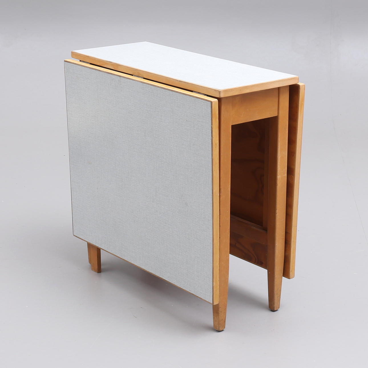 A 1950's Perstorp board with Perstorp disc. Furniture - Tables - Auctionet