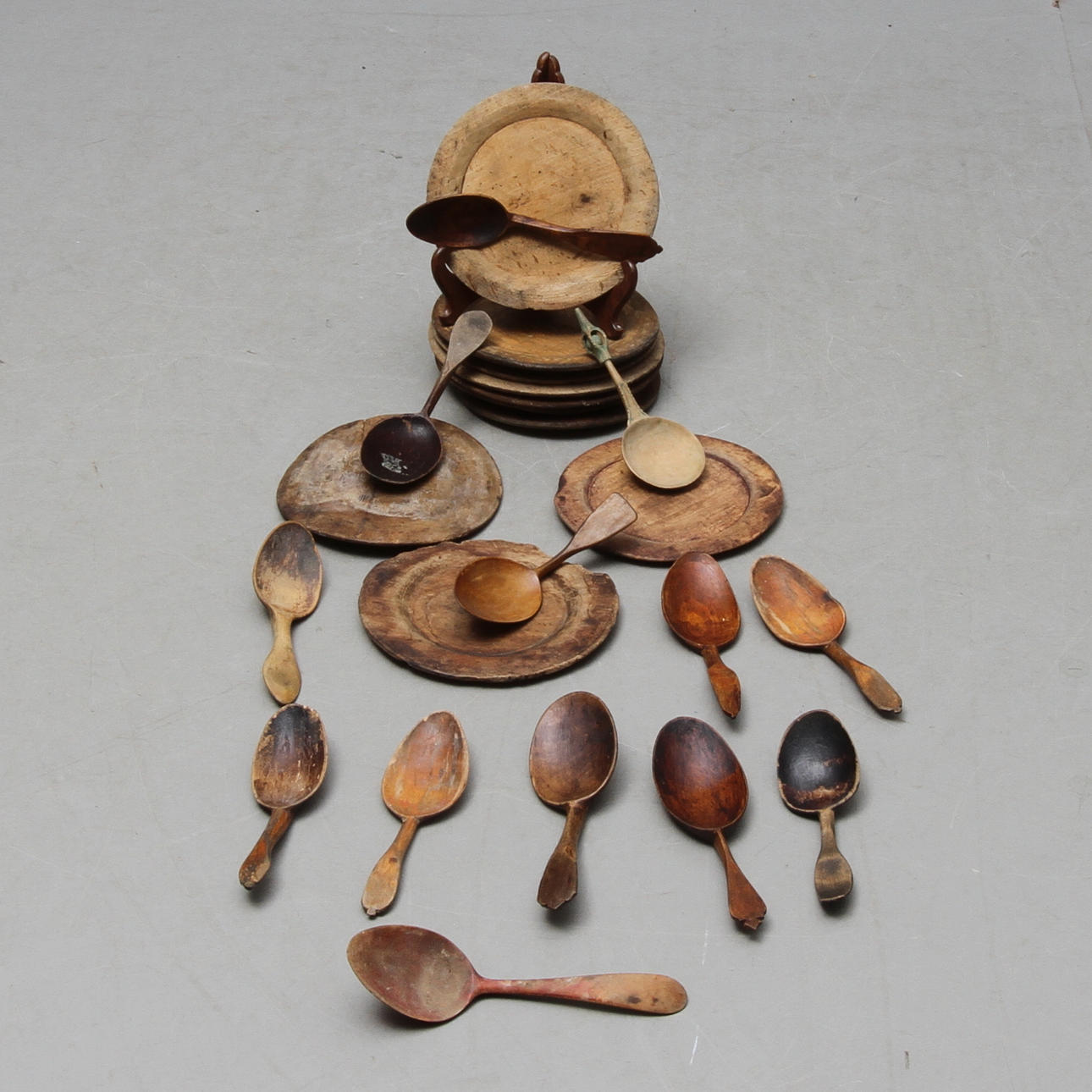 TALLRIKAR, 10 st, samt SKEDAR, 13 st, trä, allmoge, 1900-1700-tal.