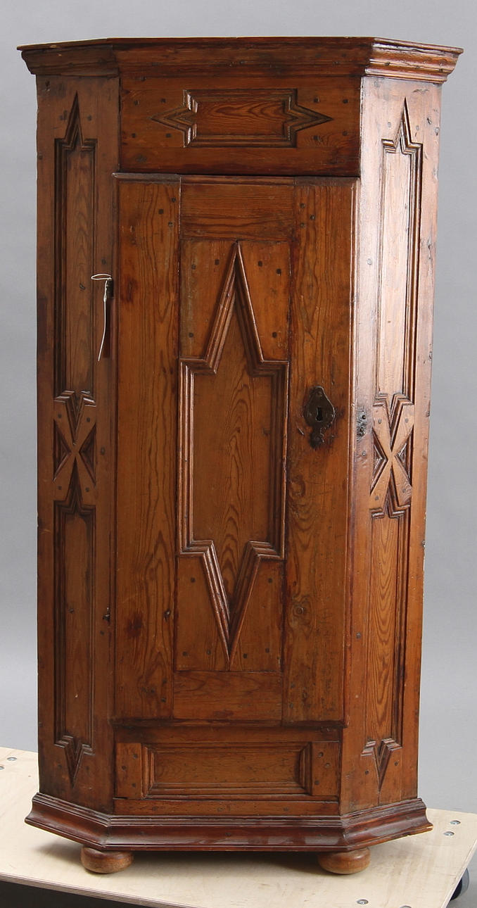 HÖRNSKÅP. Avlutad furu, 1700-tal, spegel dekorationer.