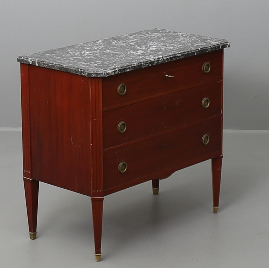 BYRÅ, mahogny, sengustaviansk stil, 1900-talets andra hälft med löstliggande stenskiva.