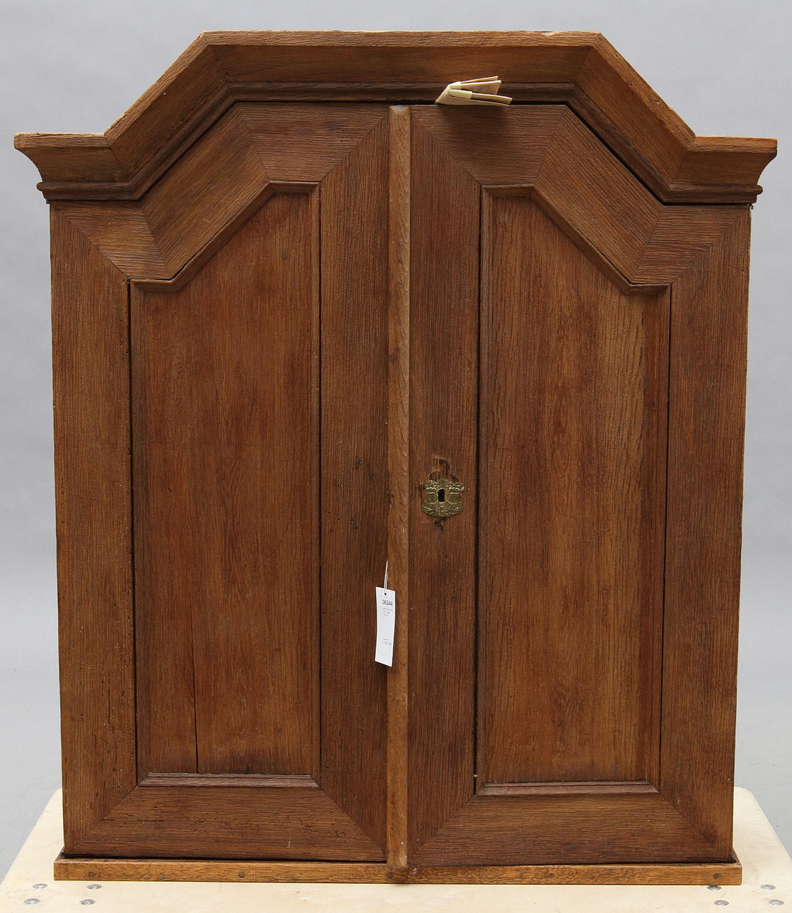 SKÅPSÖVERDEL. Ek, tidigt 1800-tal.