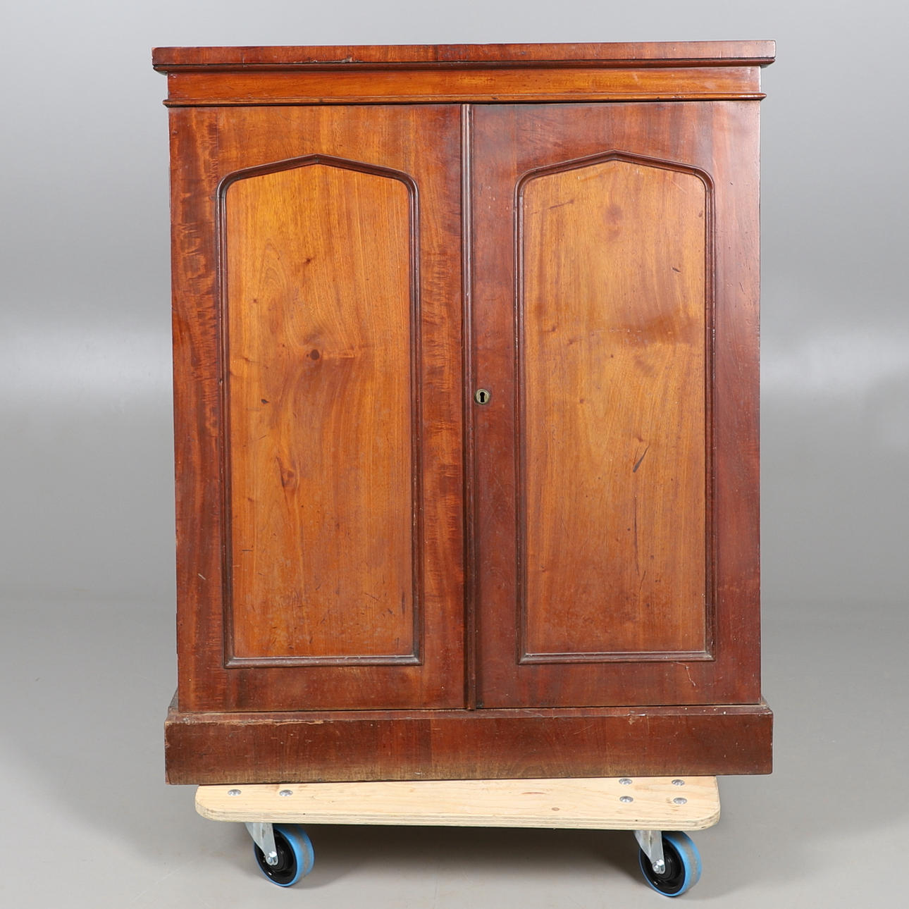 A MAHOGANY DOUBLE DOOR CUPBOARD.