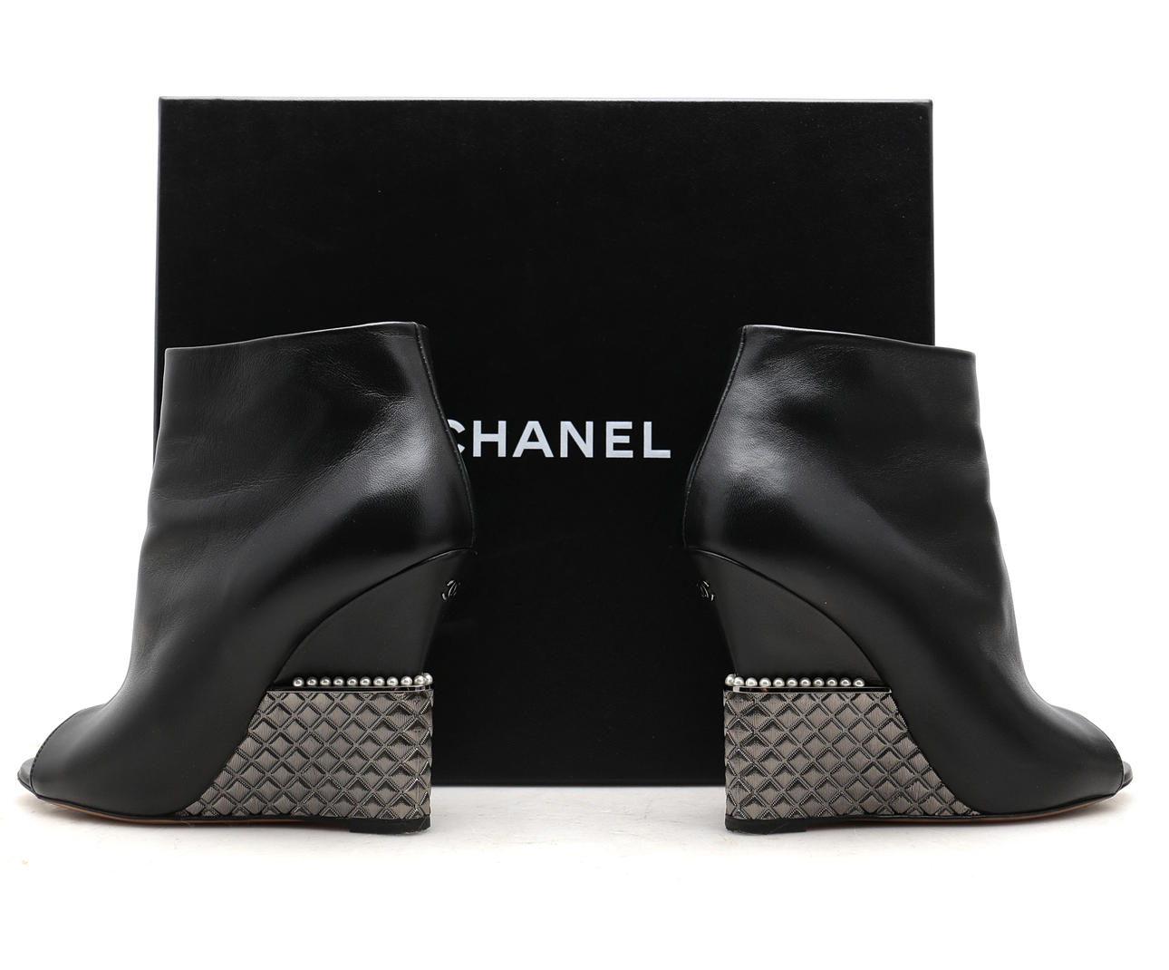 CHANEL. Stiefel mit offenen Zehen.