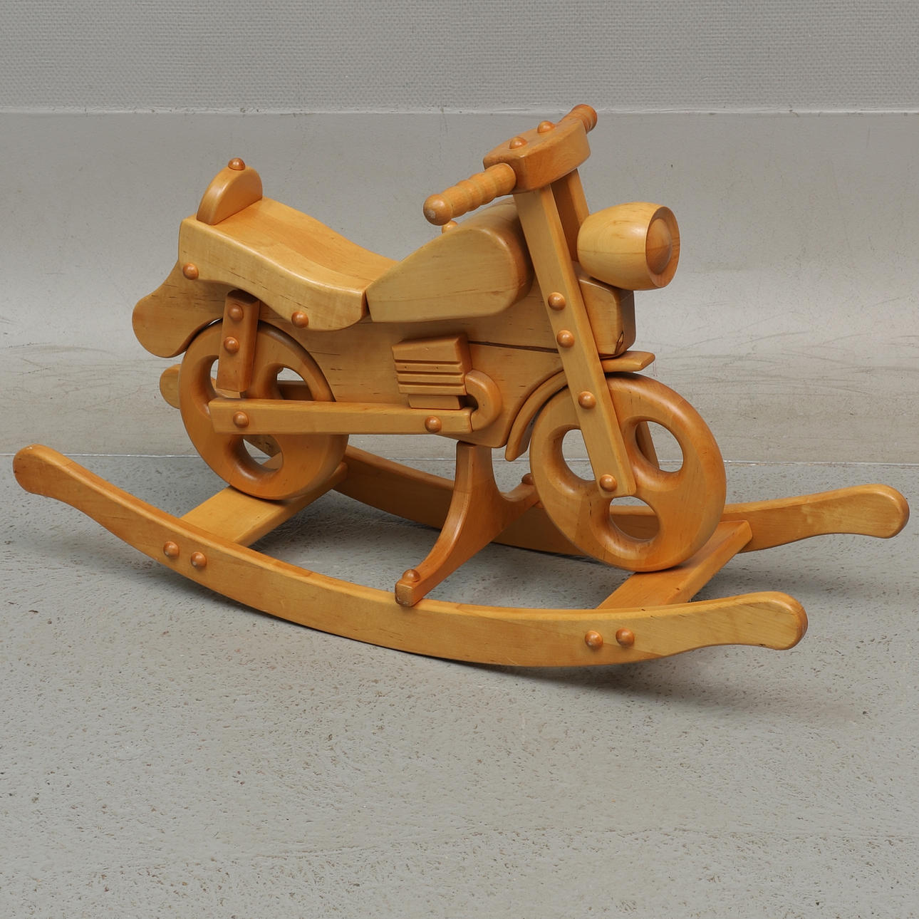 Schaukelmotorrad aus Holz, 20. Jahrhundert.