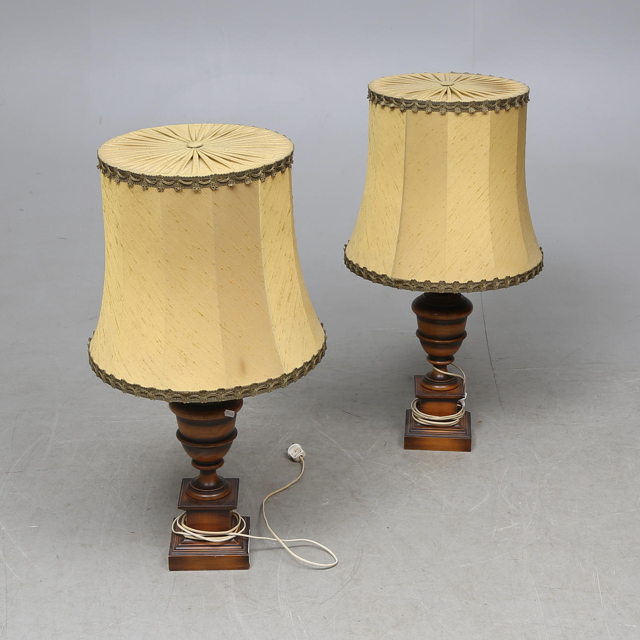 BORDSLAMPOR, ett par, trä, 1900-tal.
