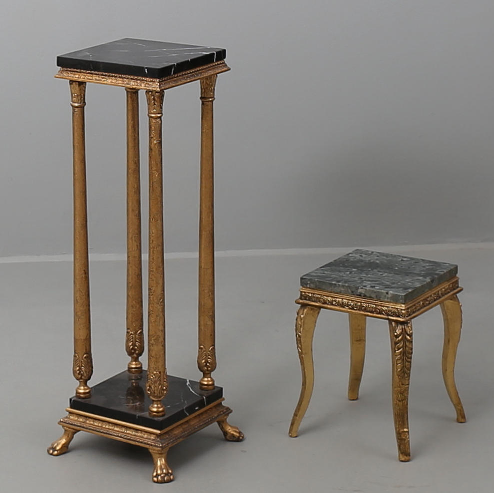 PIEDESTALER, 2 st, med marmorskivor.