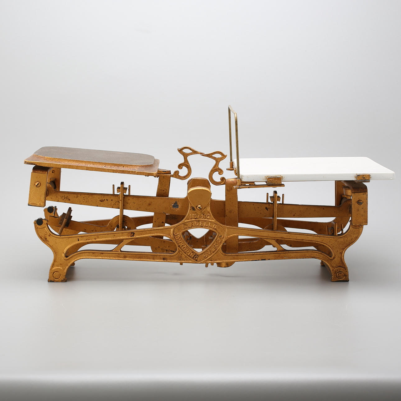 VÅG, bronserat järn och porslin, Lindells, Jönköping, Sverige, 1900-talets början.