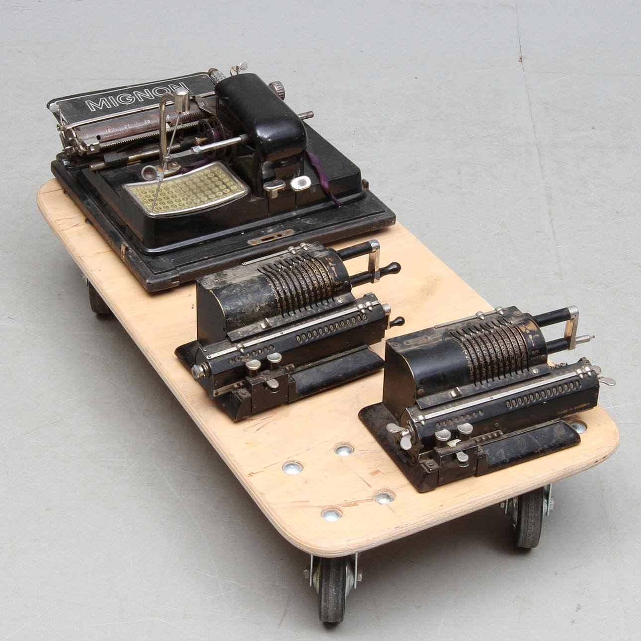 SKRIVMASKIN, Mignon AEG, samt RÄKNESNURROR, 2 st, Odhner, 1900-tal.