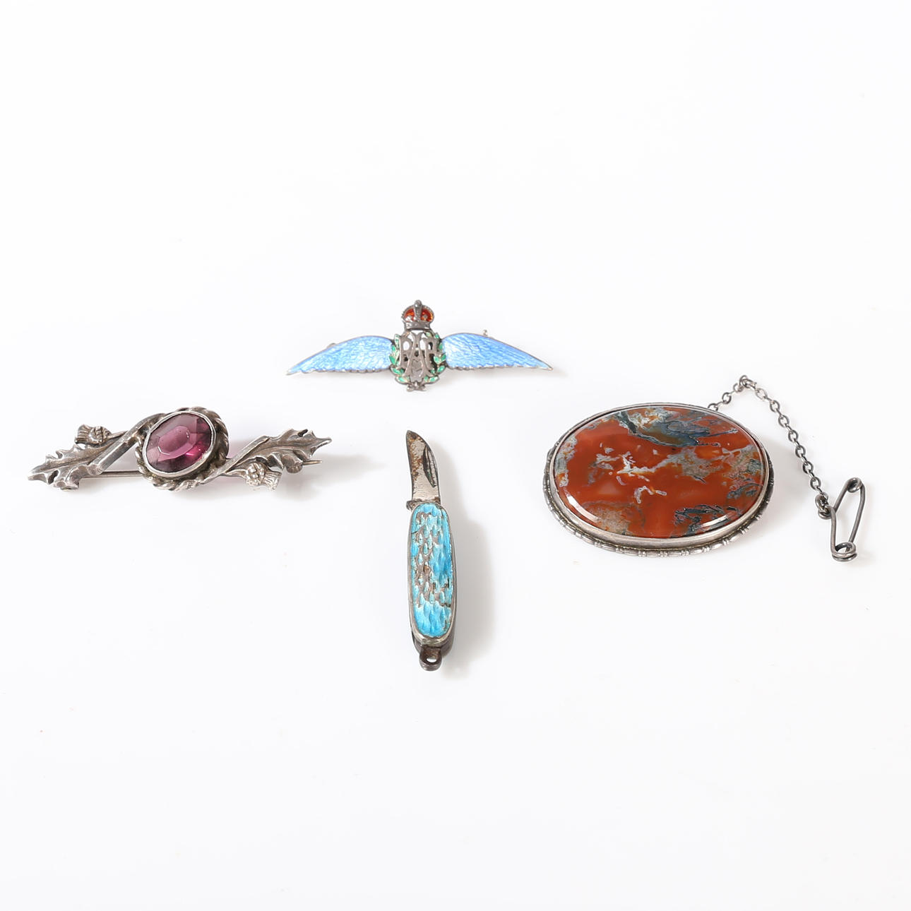 EN SAMLING AF BROCHER OG EN MINI LOMMEKNIV.