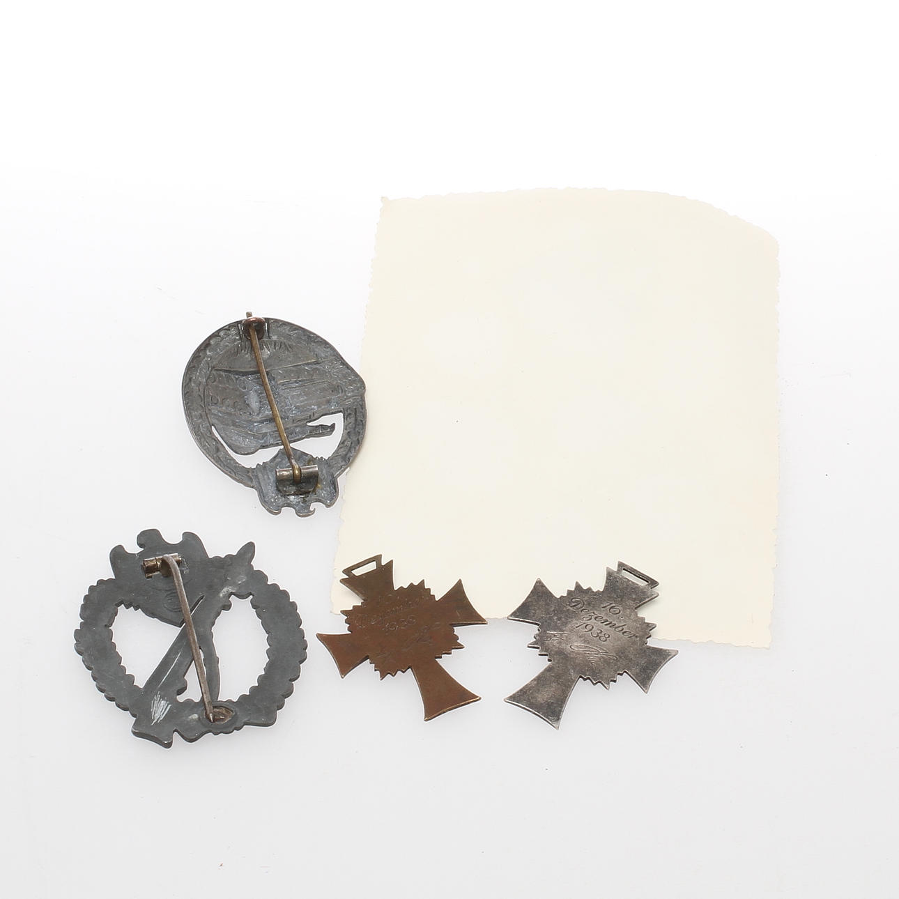 INFANTERISTRIDSMÄRKE, PANSARSTRIDSMÄRKE, 2 "MUTTERKREUZ" och ett fotografi.