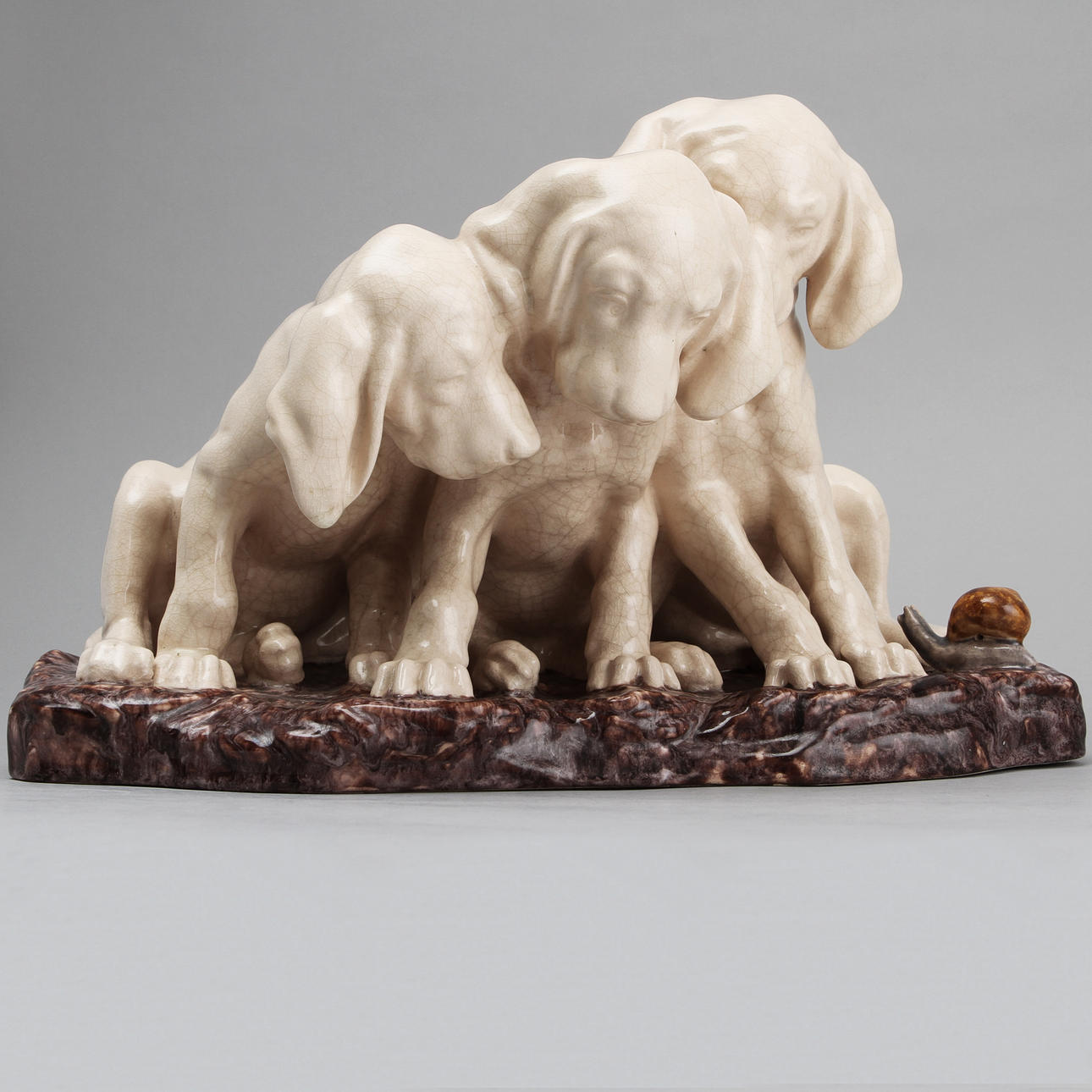 GEORGES VACOSSIN. Figurgrupp, tre valpar, glaserad keramik.