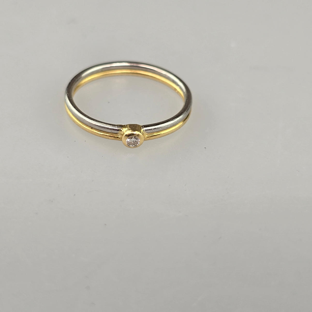 Gold/Platin Ring mit Diamant.
