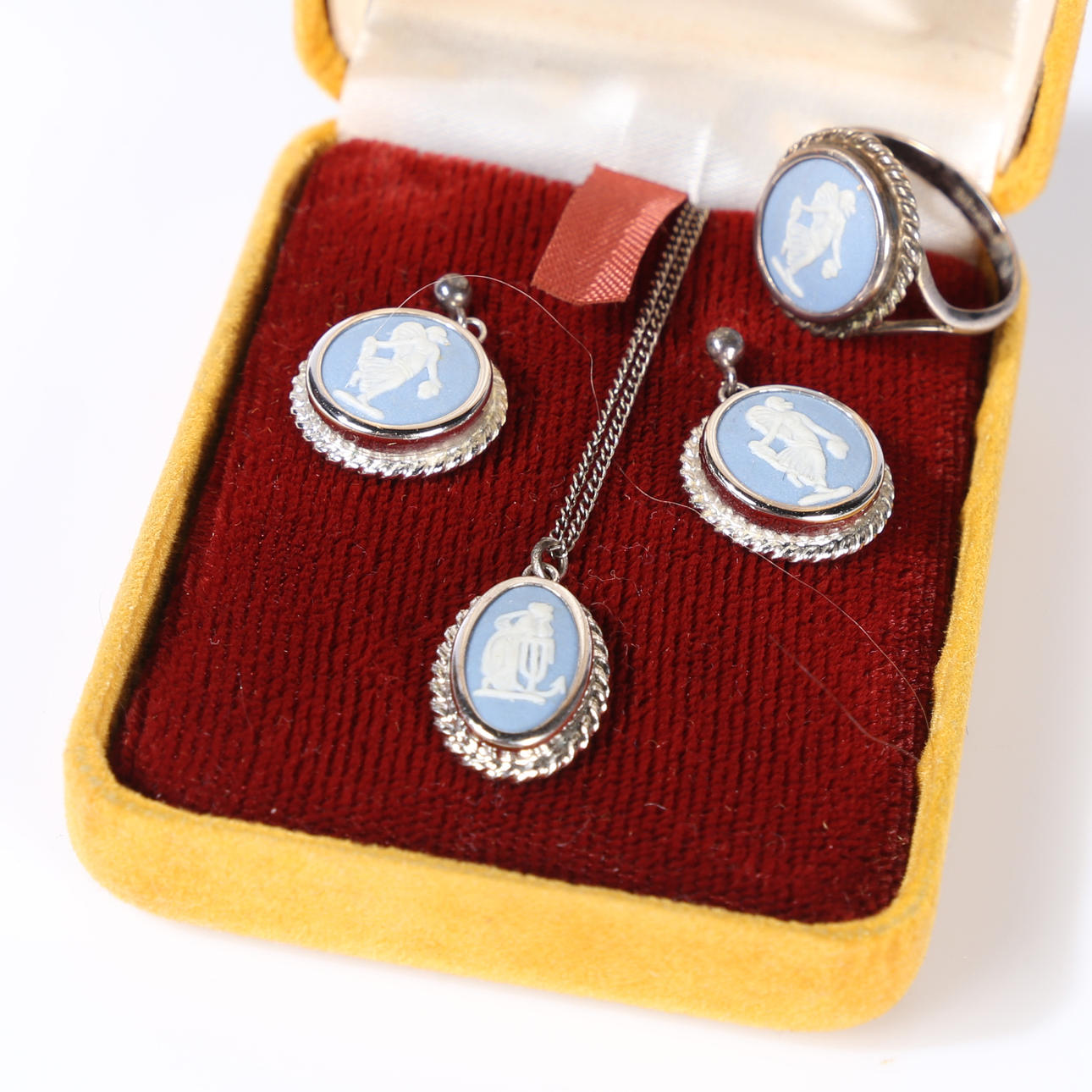 CONJUNTO DE JOYAS DE JASPERWARE AZUL WEDGEWOOD.