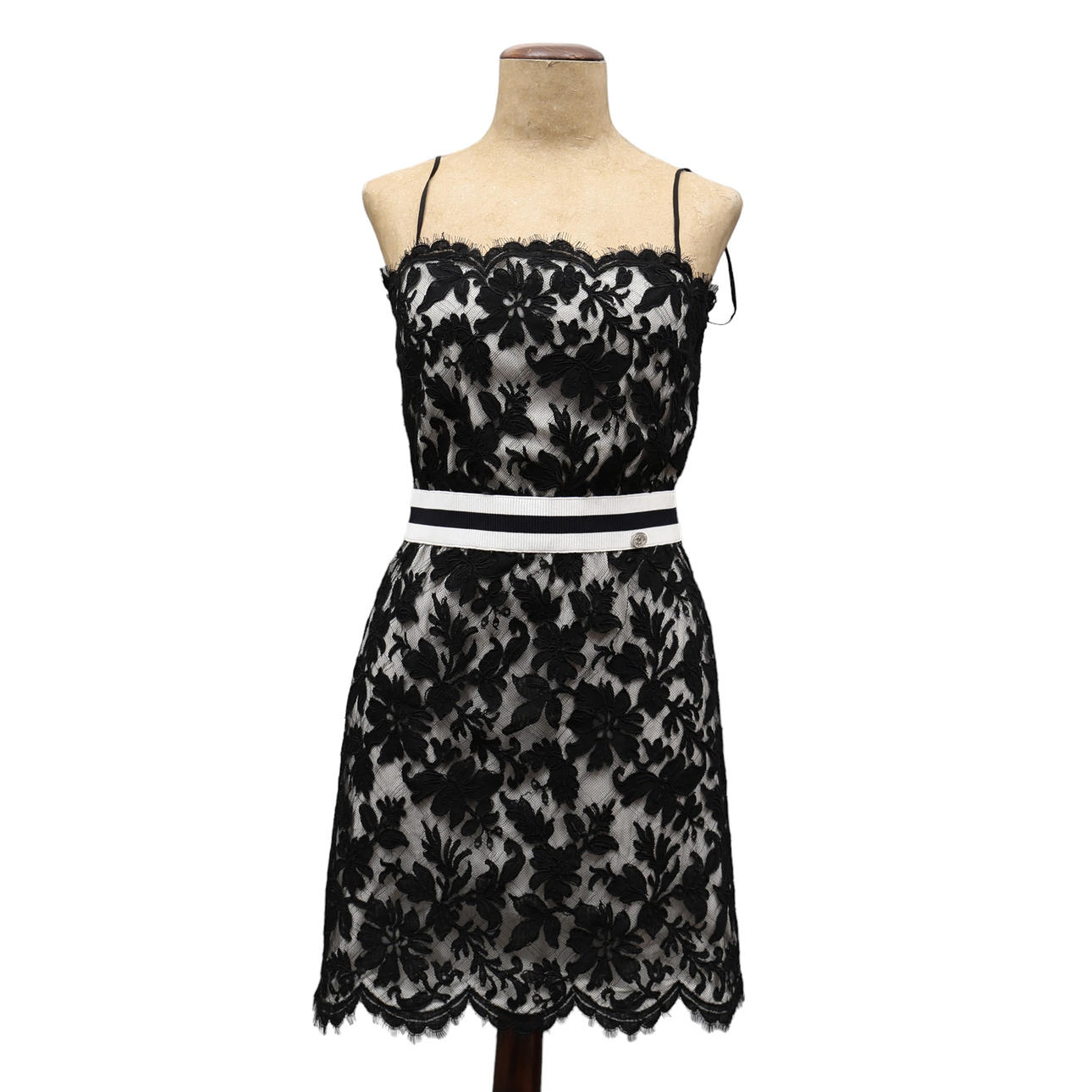 CHANEL. Black silk and lace dress. Vintage & Designer Fashion - Auctionet