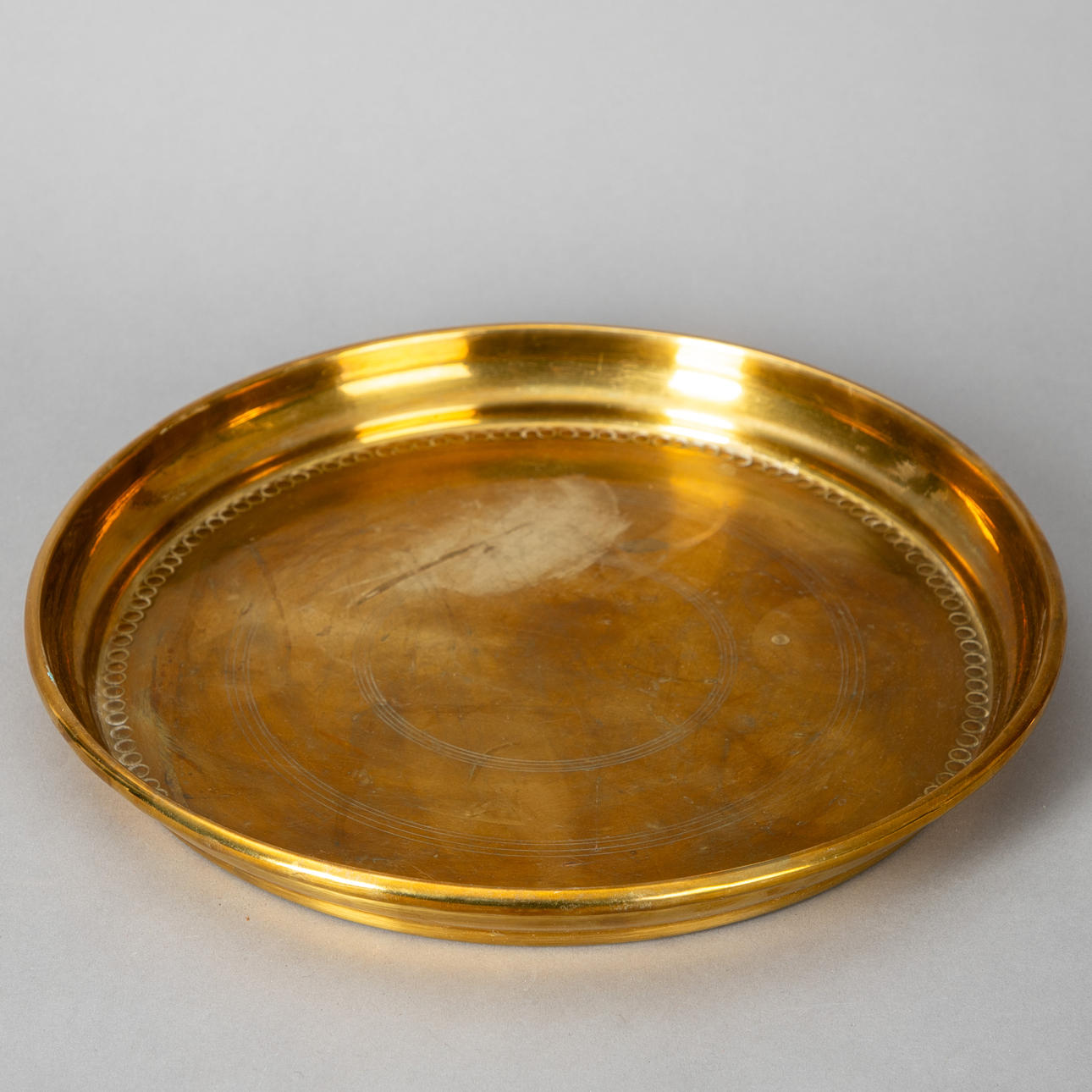 Rund bricka, mässing, Frankrike, 20. Jh.