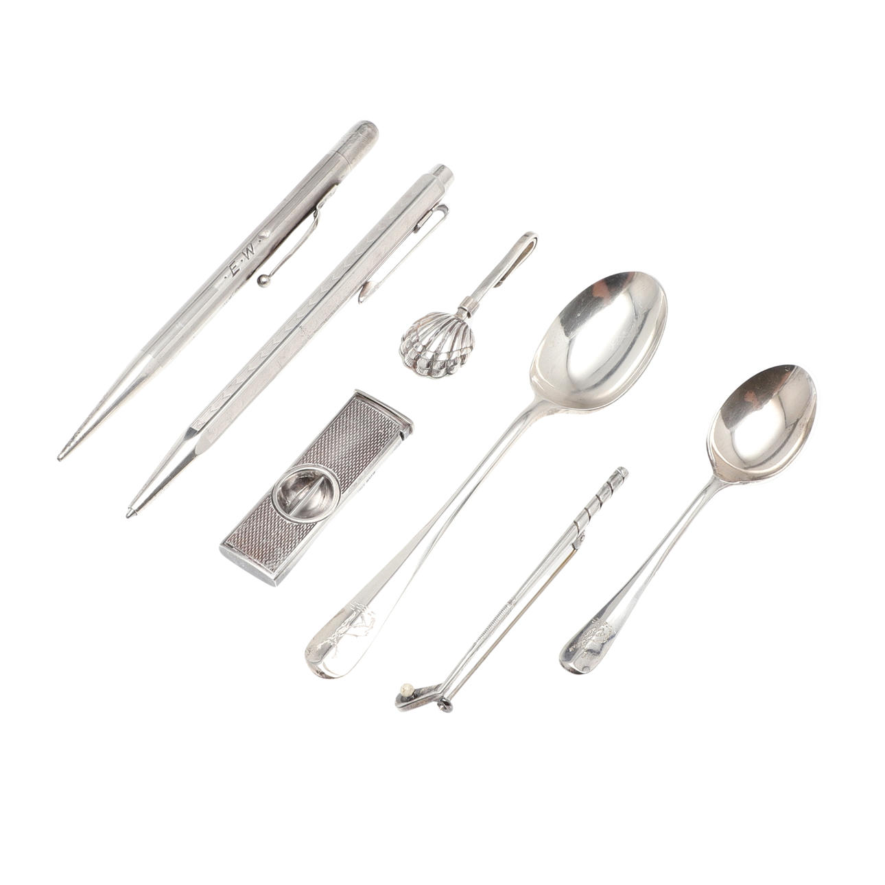 EN SØLV CIGARSKÆRER, SØLVSERVIETTHOLDER, GOLFKLUBBROCHE OG ANDRE GENSTANDE.