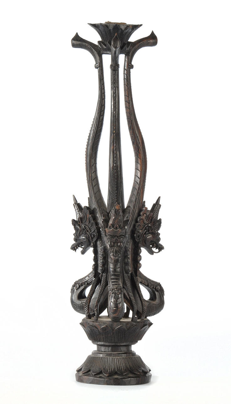 Asiatisk ljusstake med stiliserade drakar/demoner.