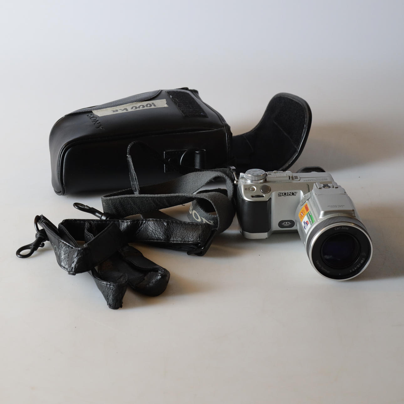 DIGITAL CAMERA, Sony, DSC-F717.