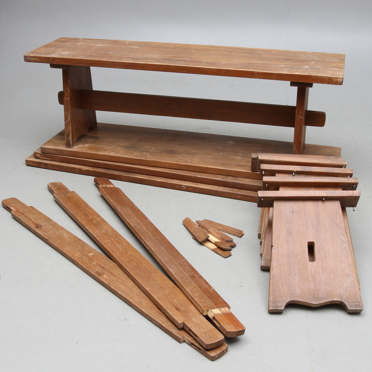 BÄNKAR, 4 st, furu, troligen Göran Marmvall, Svensk Fur.