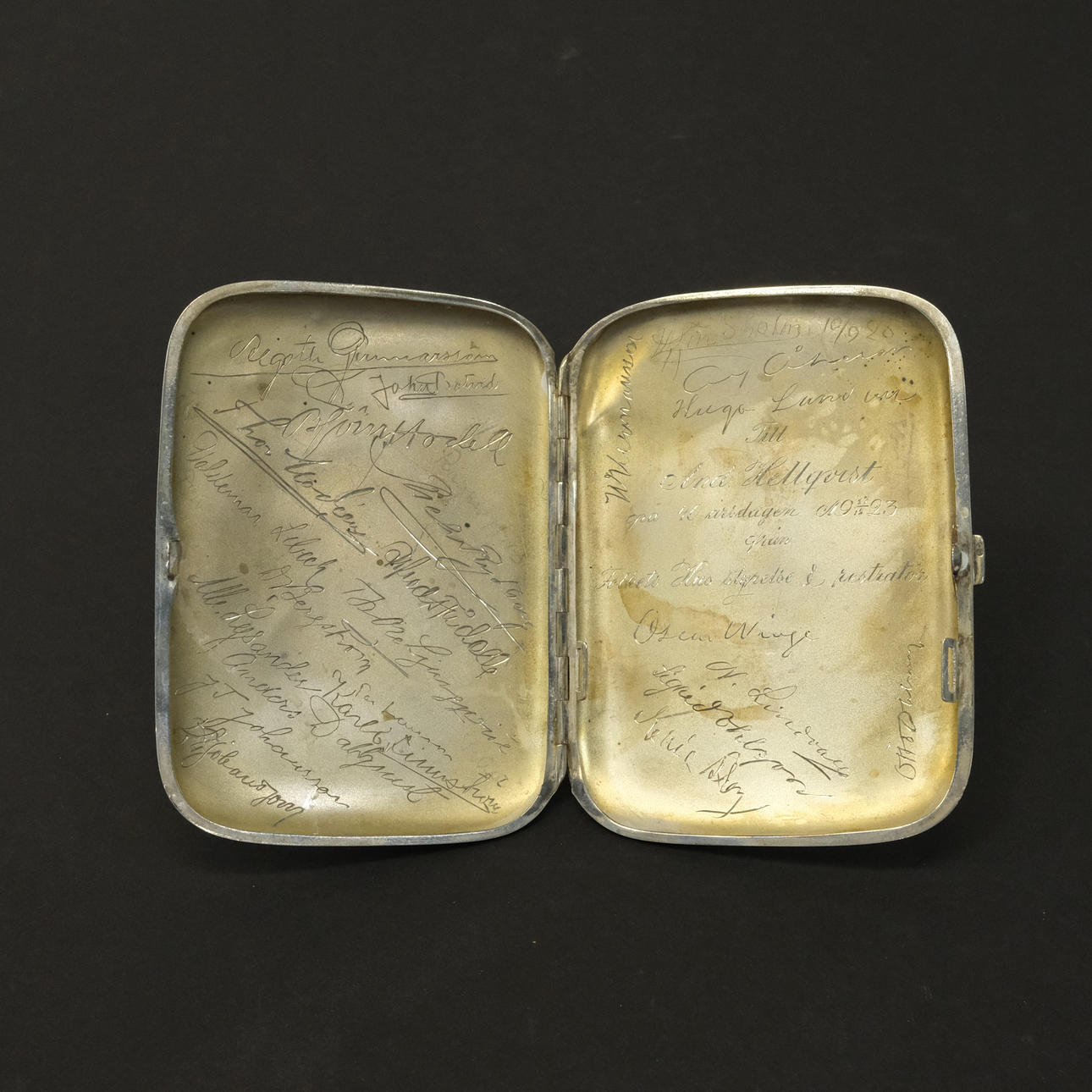 CIGARETTE CASE WITH AUTOGRAPHS. SILVER. 1920S.