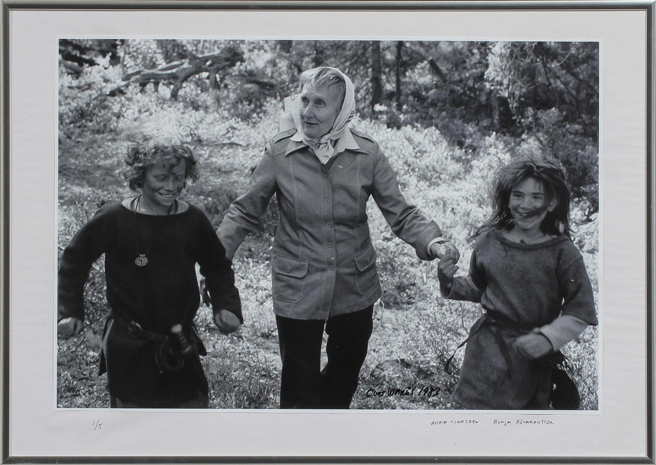 CURT WARÅS. Fotografi, Astrid Lindgren med Ronja och Birk. Signerad och numrerad 1/5.