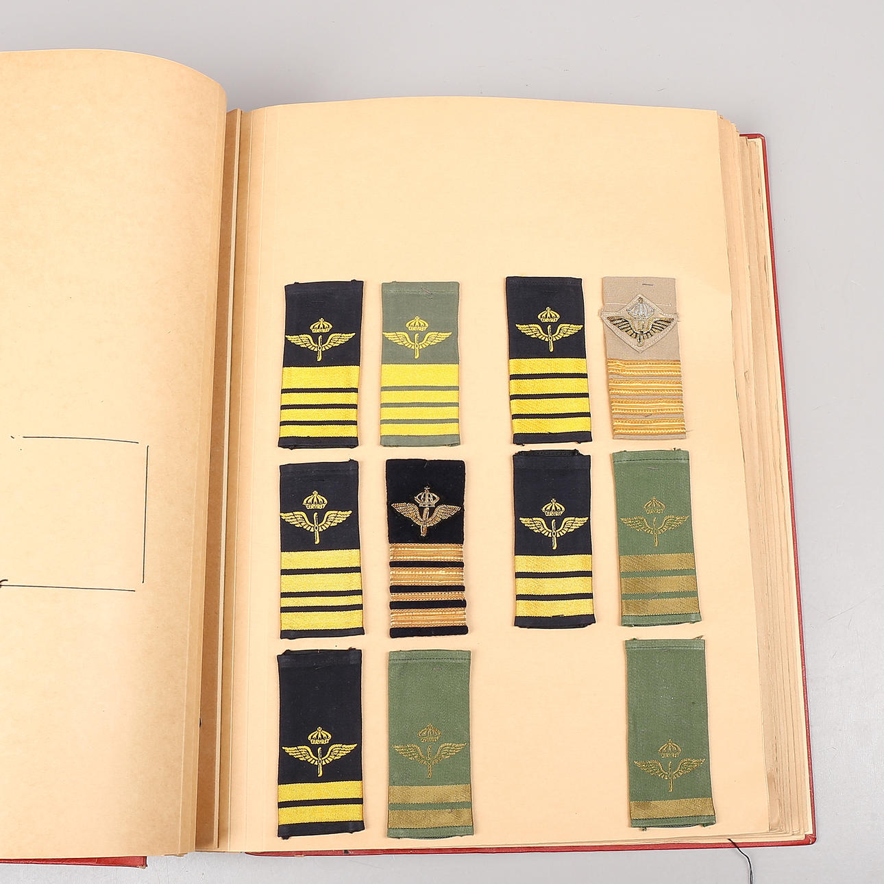 Uniform- und Rangabzeichen, Luftwaffe, 20. Jahrhundert.