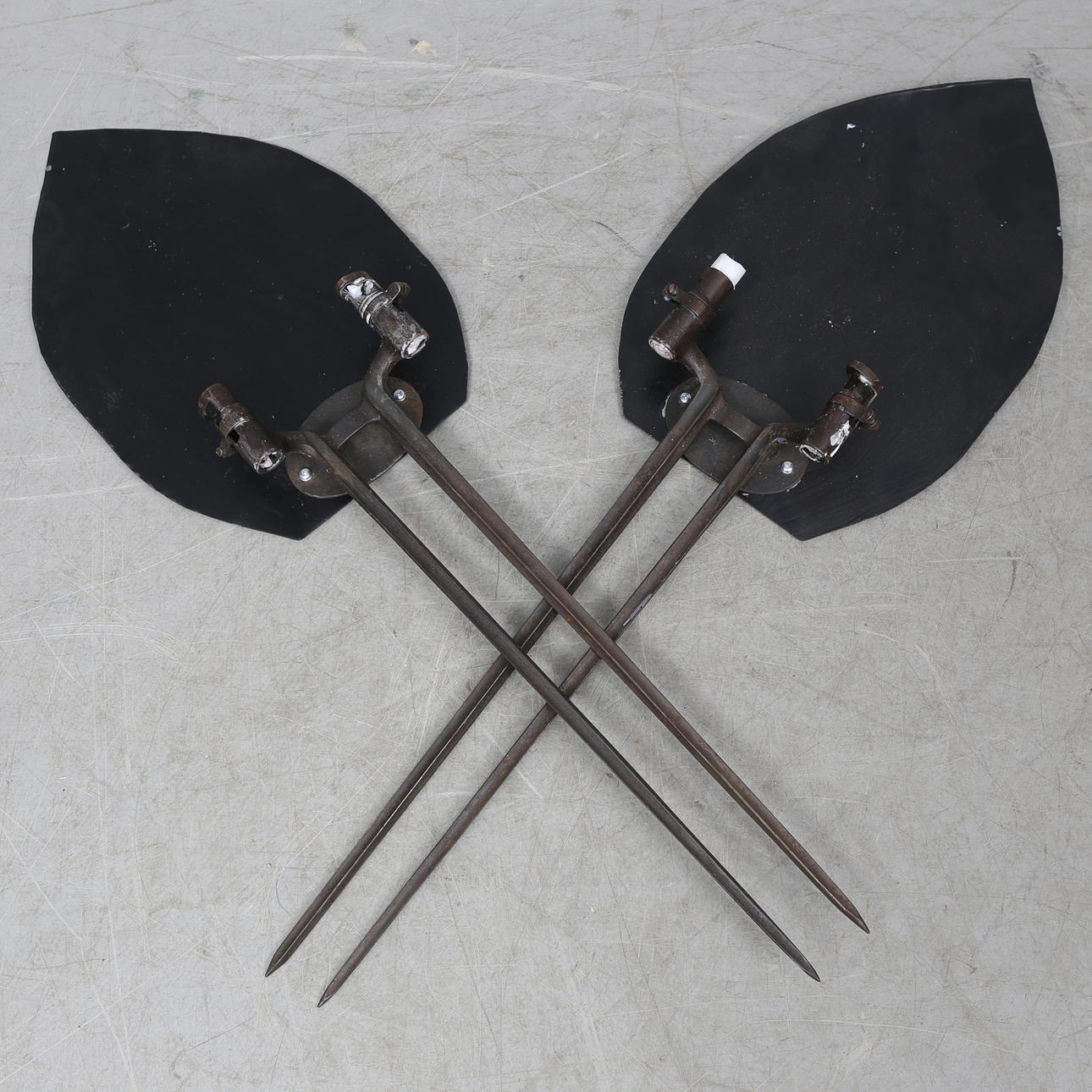 LJUSPLÅTAR MED BAJONETTER, ett par, 1900-tal.