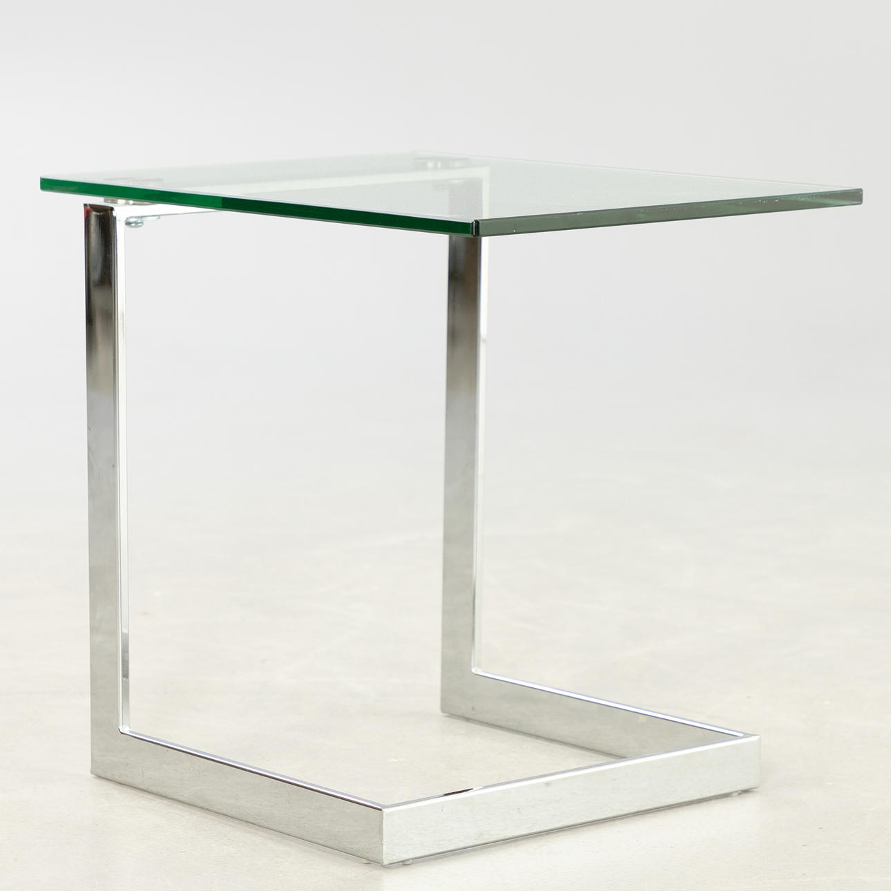 lasinen sivupöytä.